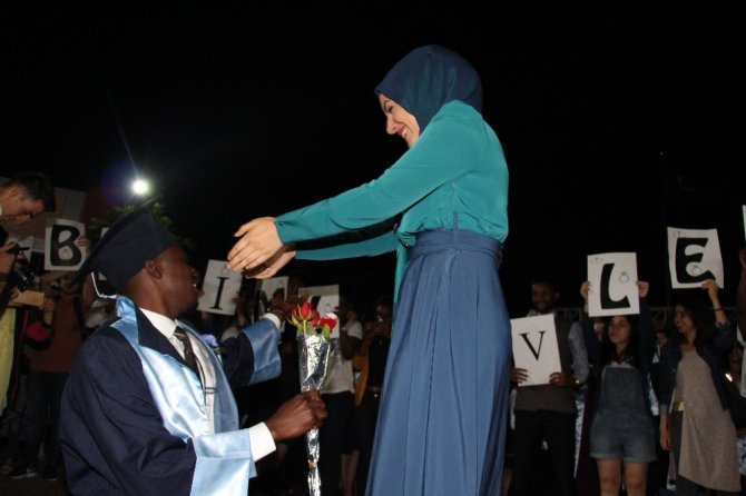 Afrikalı Mohammed hem diplomasına hem de sevdiğine kavuştu
