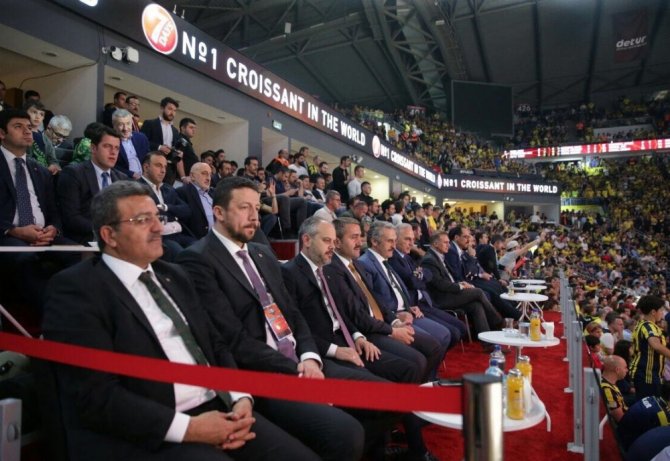 Bakan Çağatay Kılıç, Fenerbahçe’nin tarihi başarısını kutladı