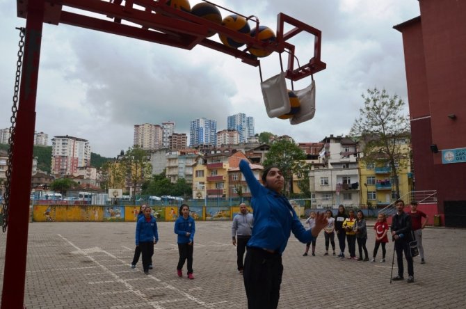 Öğretmenden voleybol smaç makinesi