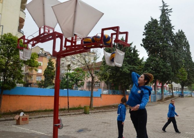 Öğretmenden voleybol smaç makinesi