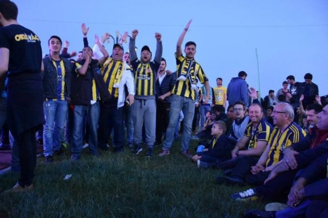 Başkan Fenerbahçe forması giyip taraftarların arasına karıştı