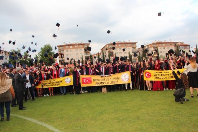 Bilecik’teki 9 liseden mezun olan 985 öğrenci hep birlikte kep attı