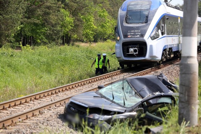 Polonya’da otomobil trene çarptı