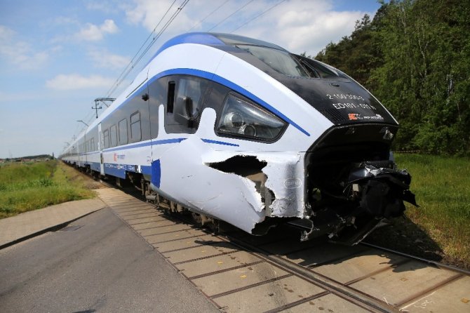 Polonya’da otomobil trene çarptı