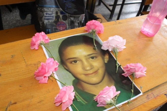 Kalp krizinden ölen kızın arkadaşları masasını çiçeklerle donattı