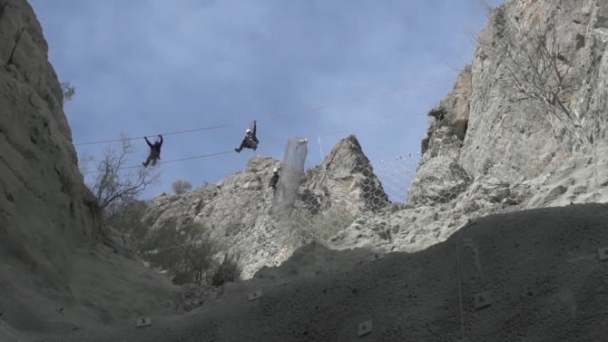 Dev barajın inşaatında profesyonel dağcılar işçilerin güvenliği için çalışıyor