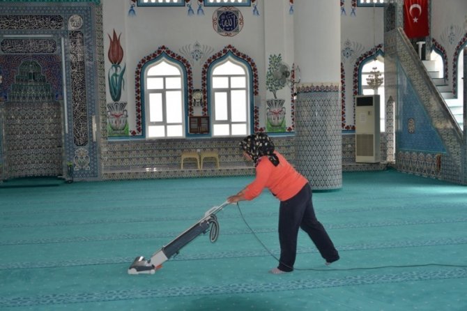 Gediz belediyesi camilerde genel temizlik çalışması başlattı