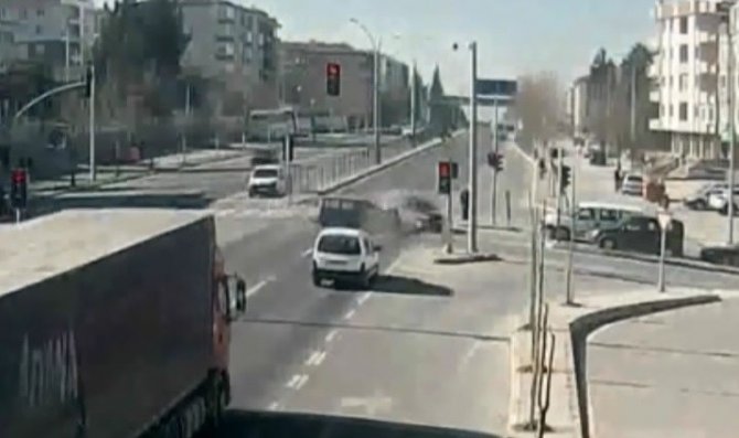 Kocaeli’deki trafik kazaları MOBESE kameralarına yansıdı