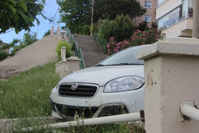 Park halindeki otomobil 20 metrelik merdivenlerden uçtu