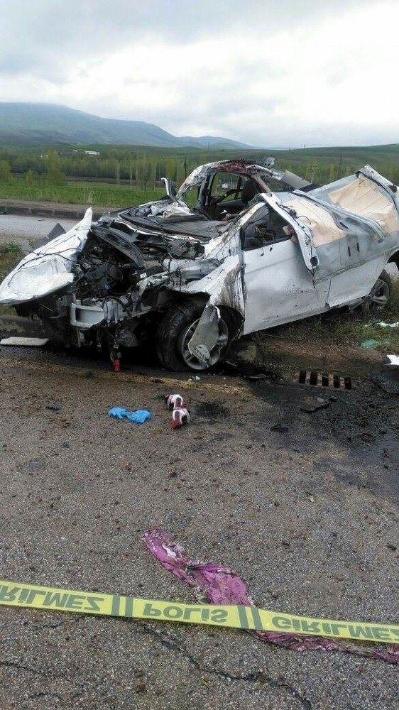 Sivas’ta otomobil elektrik direğine çarptı: 2 ölü, 4 yaralı
