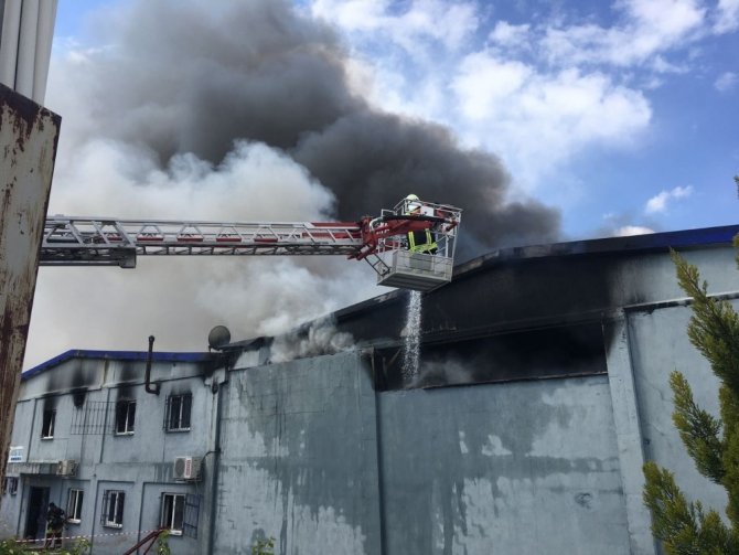 Uşak’taki büyük fabrika yangını devam ediyor