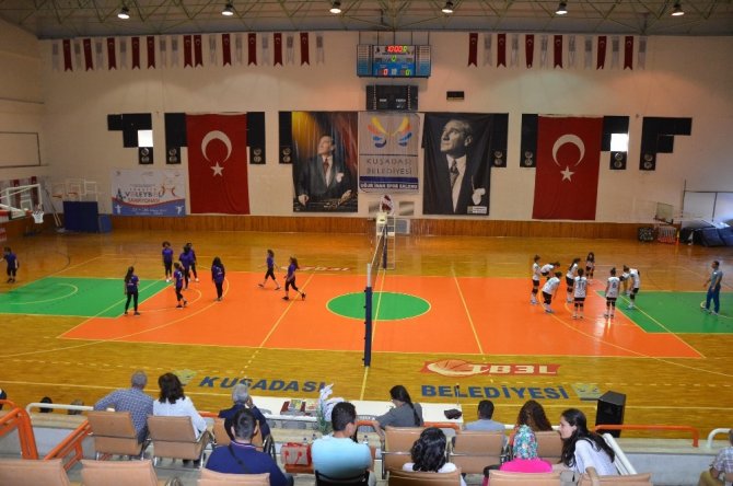 Çocuk Destek Merkezleri Bayanlar Voleybol Şampiyonası Kuşadası’nda başladı