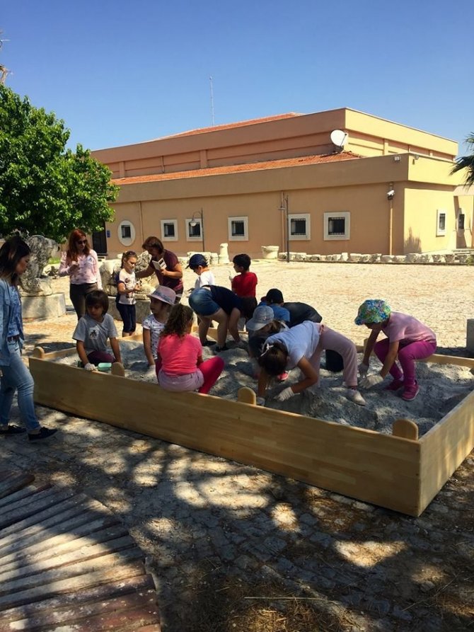 Didimli öğrenciler arkeolojik kazı yaparak Müzeler Haftasını kutladı