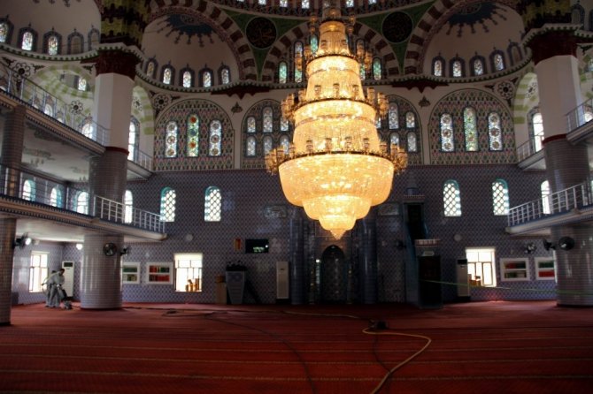 Kayapınar’daki camilerde Ramazan temizliği