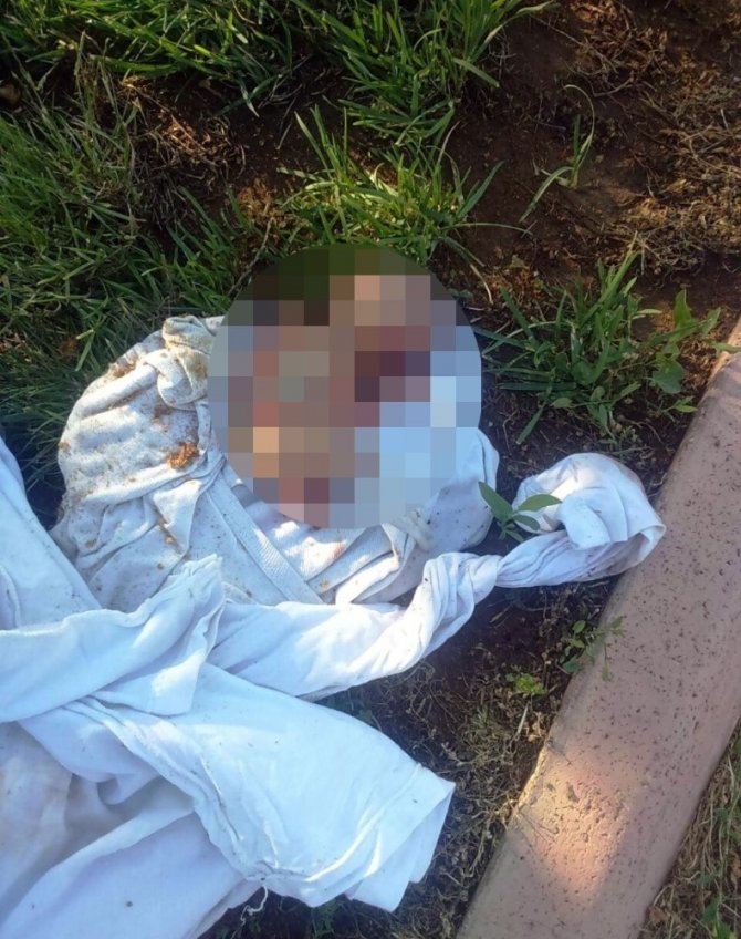 Parkta oynayan çocuklar bebek cesedi buldu