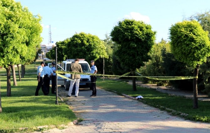 Parkta oynayan çocuklar bebek cesedi buldu