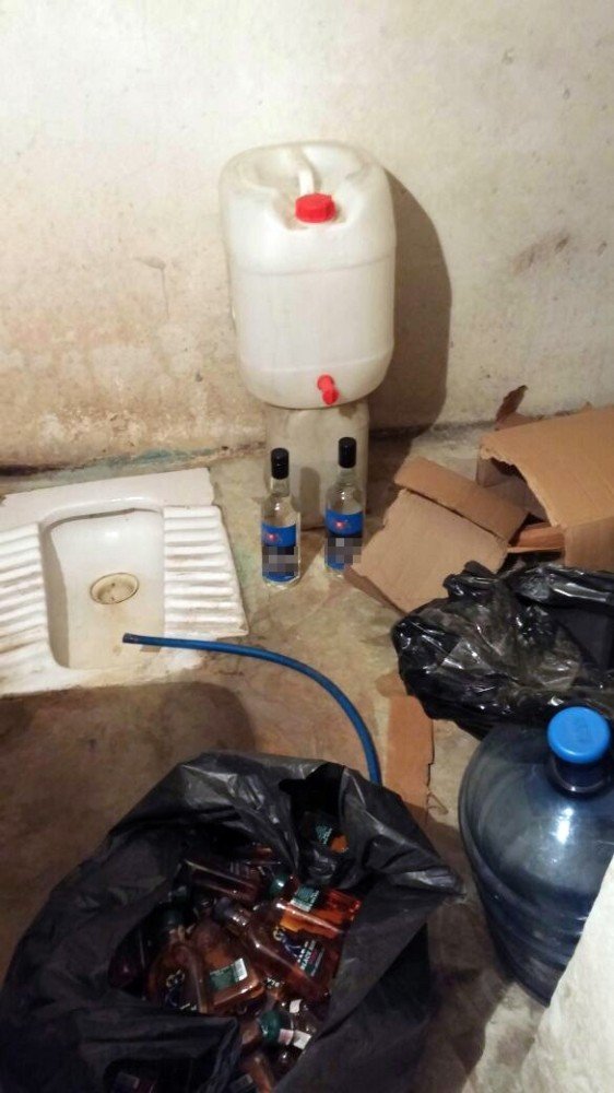 Gaziosmanpaşa’da tuvalet hortumuyla doldurulan 1 milyon TL’lik kaçak içki ele geçildi