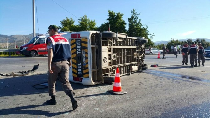 İzmir’de öğrenci servisi devrildi: 11 yaralı