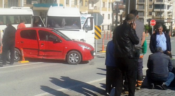 Okul servisi otomobile çarptı: 1 yaralı