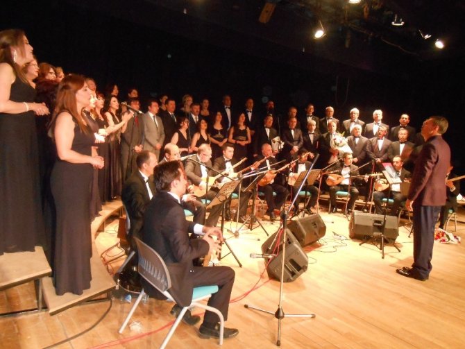 Eskişehir’de ’’Sezon Sonu ve 43. Yıl Sanat Gecesi-2’’ konser programı coşkulu geçti
