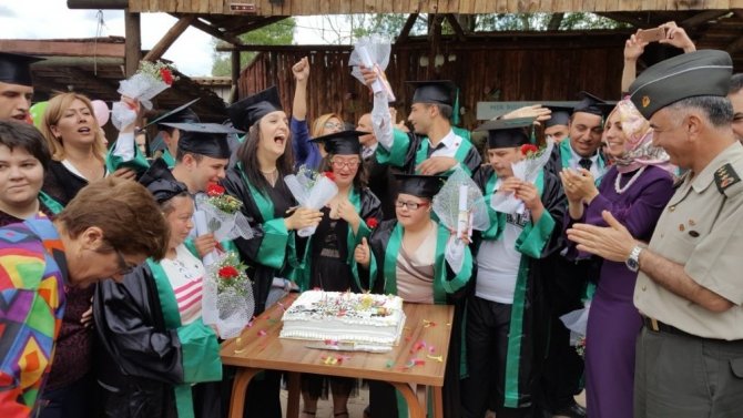 Özel öğrenciler mezun oldu kep giydi