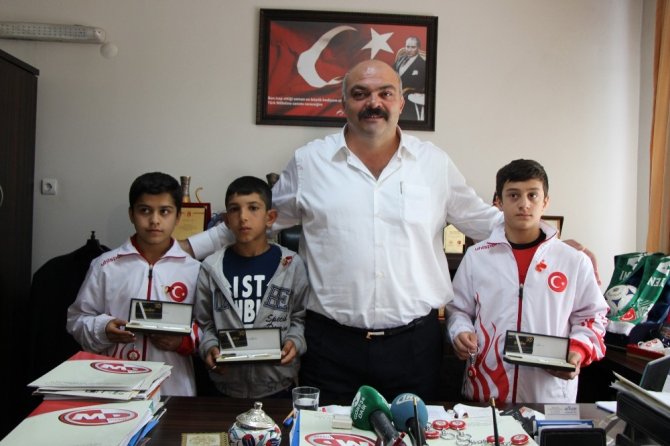 Mahmut Demir’den başarılı güreşçilere altın ödül