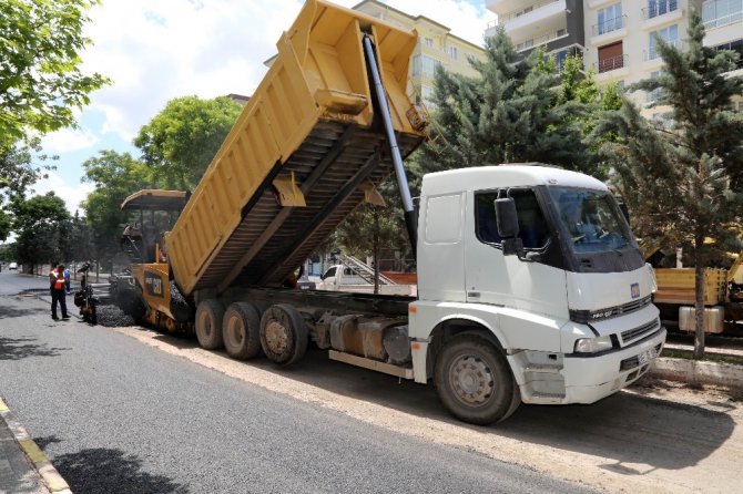 Aksaray’da sıcak asfalt çalışmaları aralıksız devam ediyor