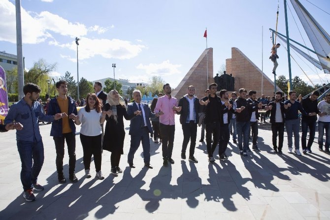 Atatürk Üniversitesi Bahar Şenlikleri’nde Ceceli rüzgârı