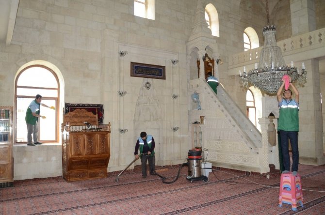 Darende’de camilerde Ramazan temizliği yapıldı