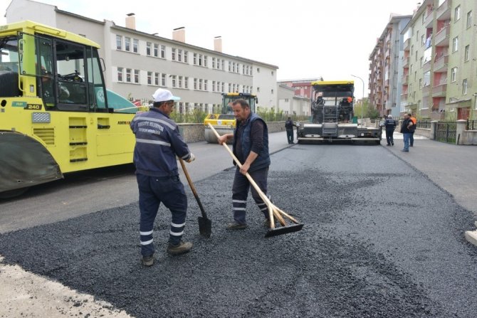 Yakutiye Belediyesi, Şükrüpaşa’yı asfaltla kaplıyor