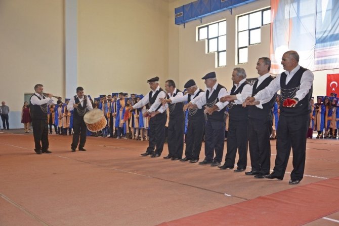 Sungurlu MYO mezuniyet sevinci