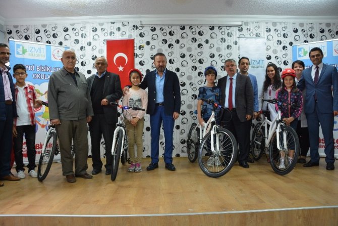 İzmit Belediyesi, 283 öğrenciye bisiklet hediye etti