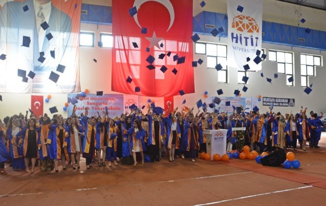 Sungurlu MYO mezuniyet sevinci