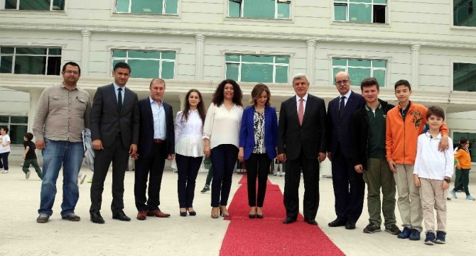 Başkan Karaosmanoğlu, Doğa Koleji’ni ziyaret etti