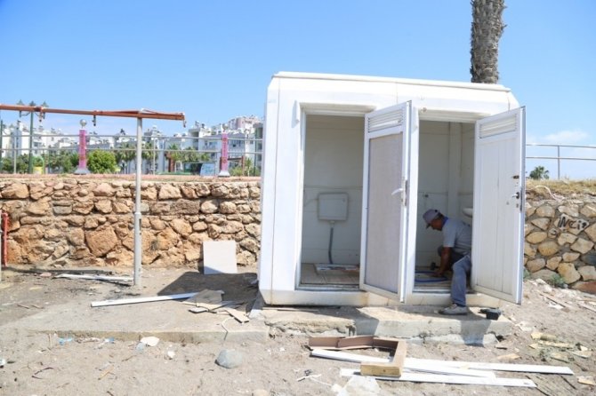 Mezitli sahilindeki seyyar tuvaletler ve çöp kutuları kırılarak tahrip edildi