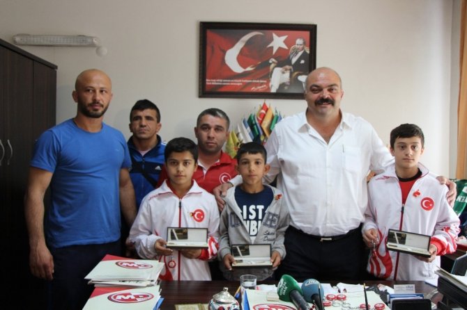 Mahmut Demir’den başarılı güreşçilere altın ödül
