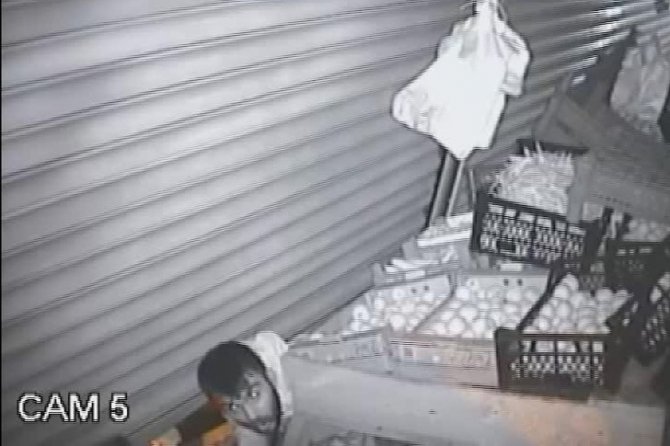 Bıçaklı hırsızlar market sahibine saldırdıktan sonra dükkanı böyle soydu