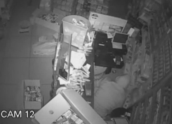 Bıçaklı hırsızlar market sahibine saldırdıktan sonra dükkanı böyle soydu