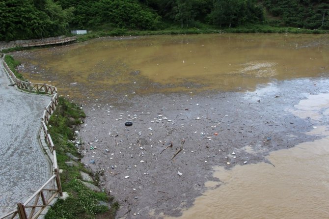 Sera Gölü çöplerle boğuşuyor