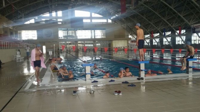 Edremit Belediyesi öğrencileri havuzla buluşturdu