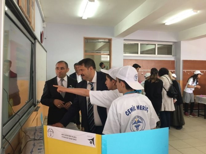 Ağrı’da Ortaokul Öğrencilerinden Bilim Fuarı