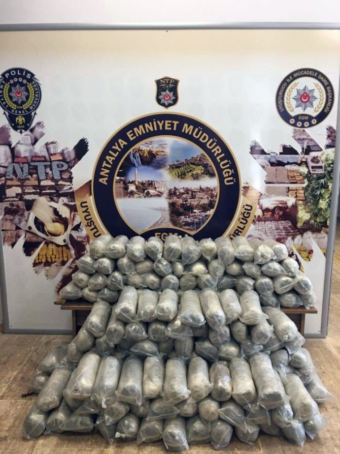 Antalya’da traktör lastiğindeki uyuşturucu sevkiyatı polise takıldı