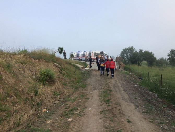 Tatilcileri taşıyan midibüs kaza yaptı: 17 yaralı