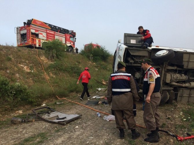 Tatilcileri taşıyan midibüs kaza yaptı: 17 yaralı