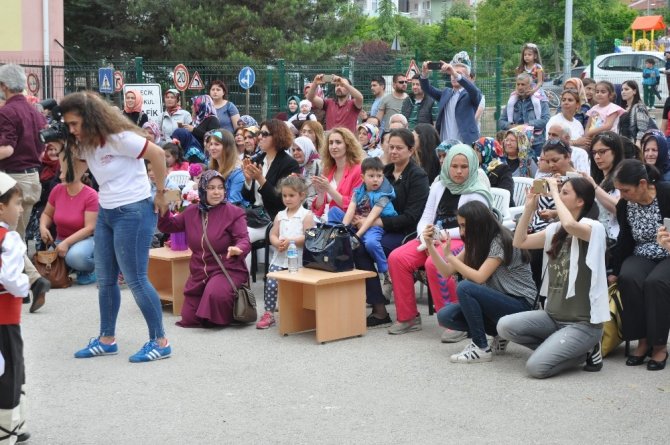 Minik öğrencilerden halk oyunları gösterisi