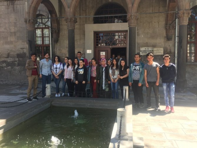 Büyükşehir Belediyesi ilçelerdeki öğrencilere kültür gezileri düzenliyor