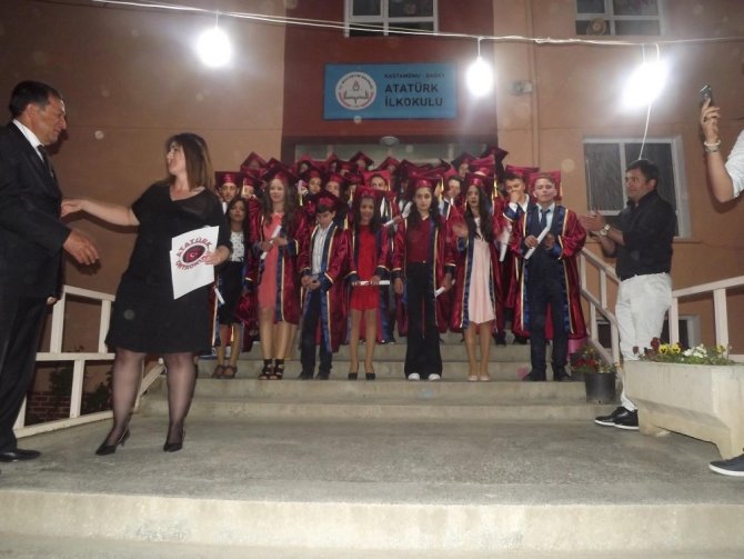 Daday Atatürk Ortaokulu öğrencilerinden yılsonu gösterisi