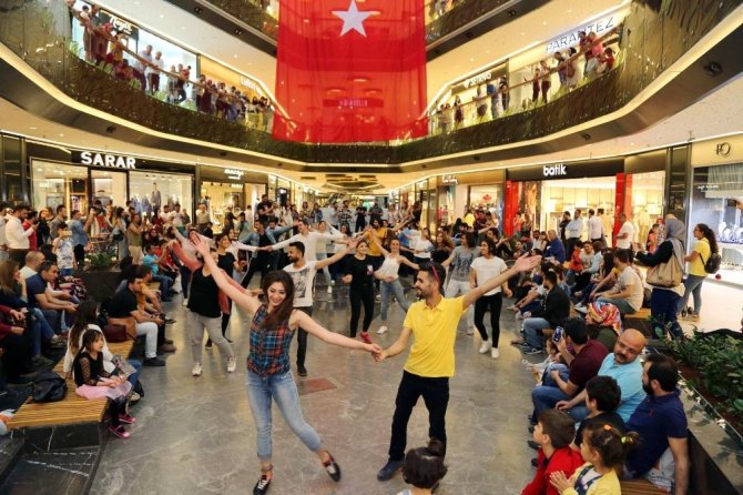 GAÜN Türk Müziği Devlet Konservatuarı öğrencilerinden Flash Mob etkinliği