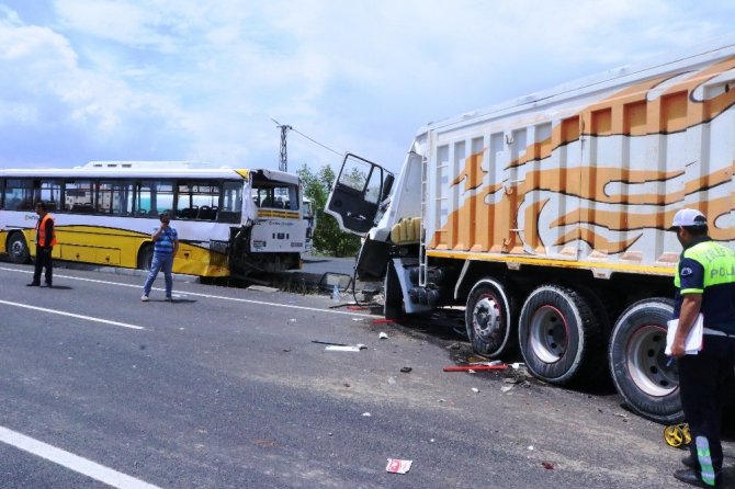 Kamyon yolcu otobüsüne çarptı: 4 yaralı