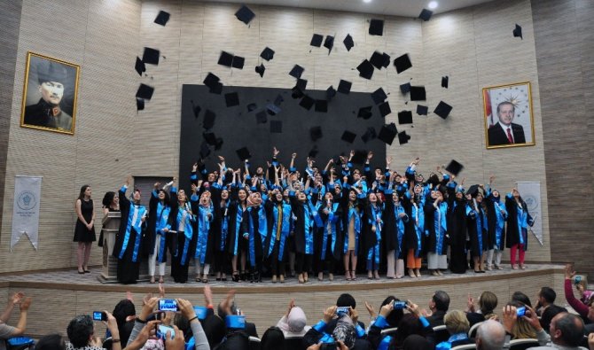 NEÜ Sağlık Bilimleri Fakültesi ilk mezunlarını törenle uğurladı